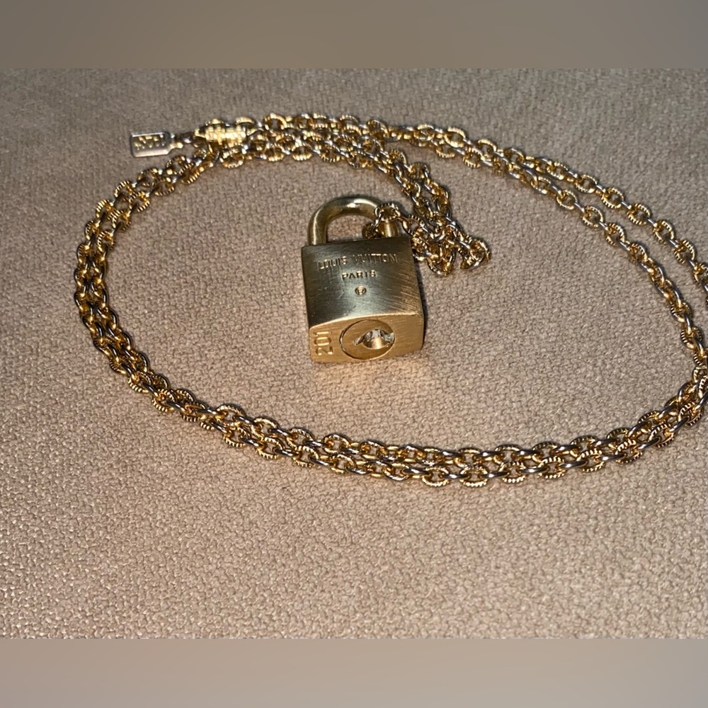 Louis Vuitton RARE 201 Series 100% Authentic Gold Lock & Vintage Chain & Ribbon! - Picture 8 of 10